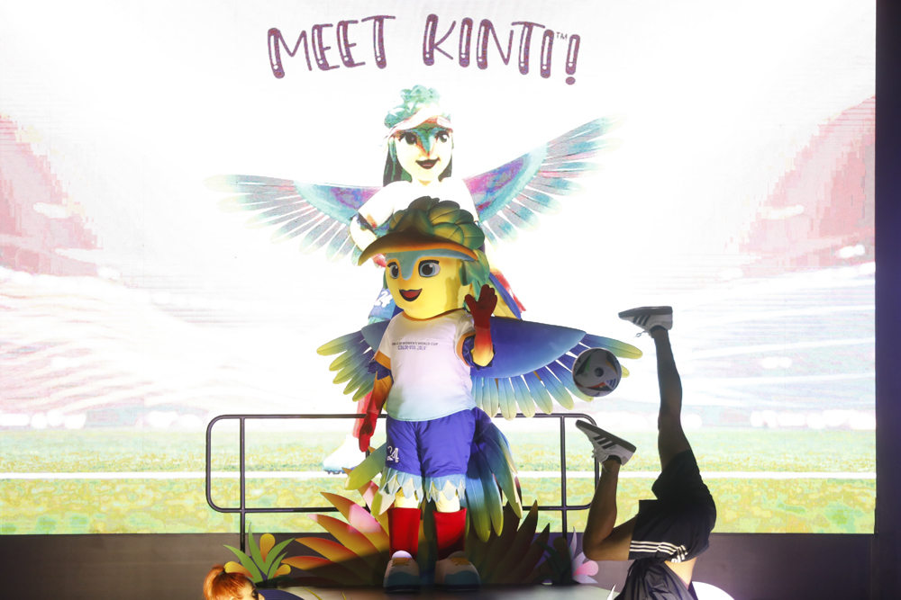 La colibrí Kinti es presentada en Medellín como la mascota del Mundial Femenino Sub-20