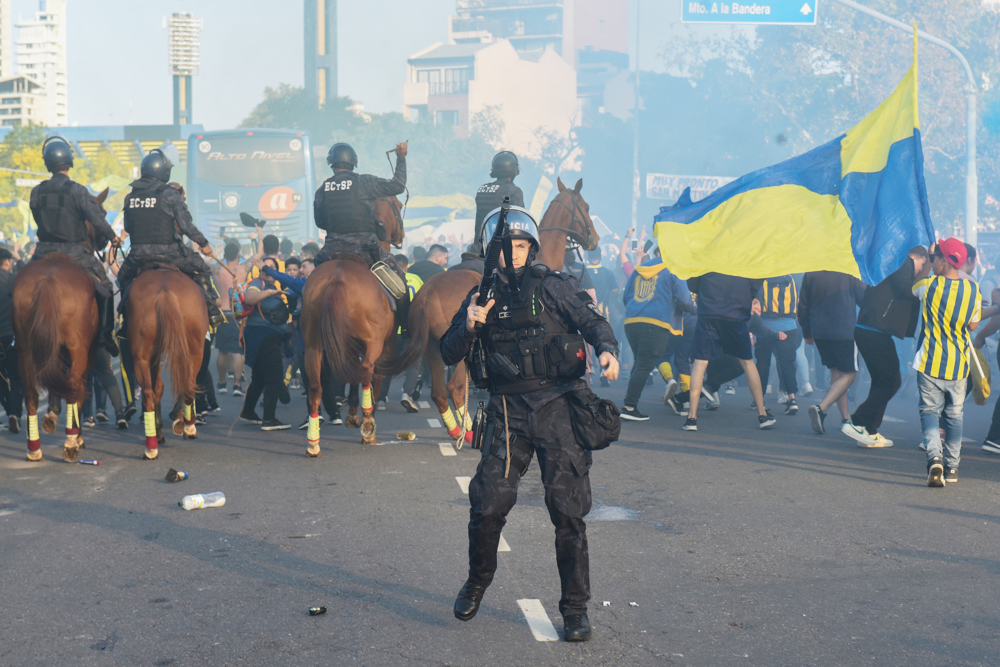 Hinchas de Rosario y policías se enfrentan antes del partido que se jugó a puerta cerrada