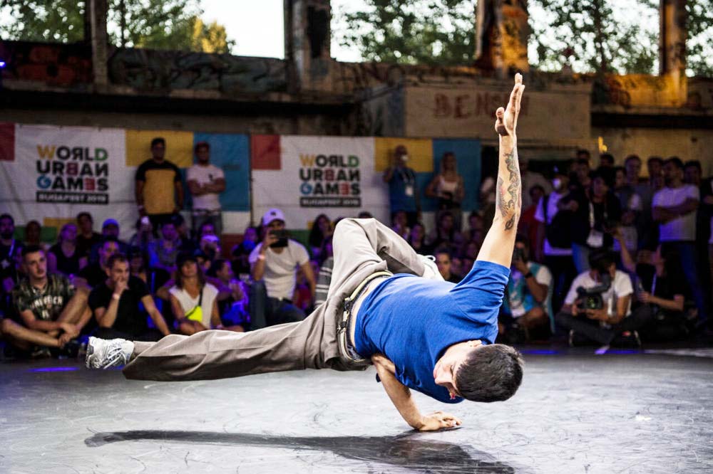 Víctor Montalvo, el mundo patas arriba del rey del break dance