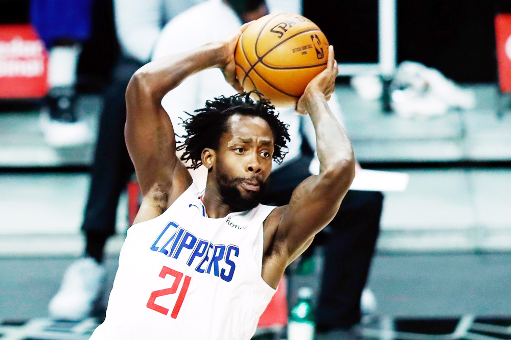 La NBA suspende cuatro partidos sin sueldo a Beverley por arrojar un balón a espectadores