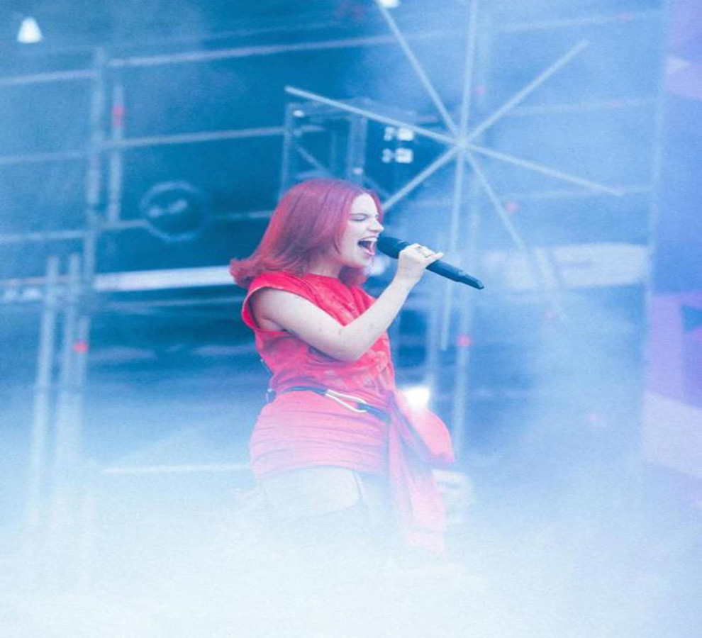 Nicole Zignago  encanta en el Tecate Emblema 2024, con su nuevo álbum escrita