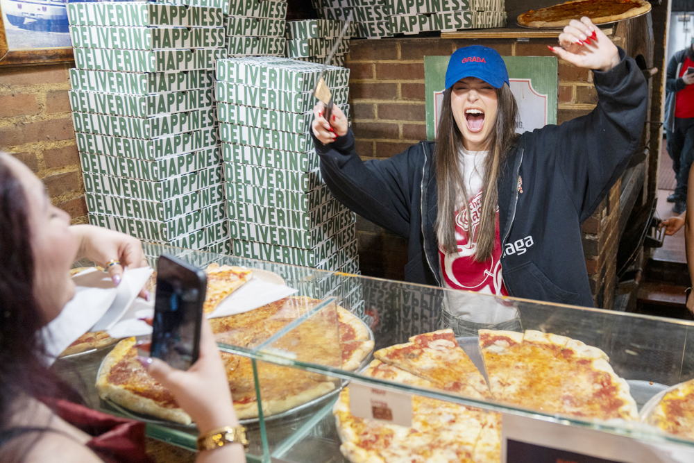 Nathy Peluso trae la ‘Grasa’ a Nueva York repartiendo pizza