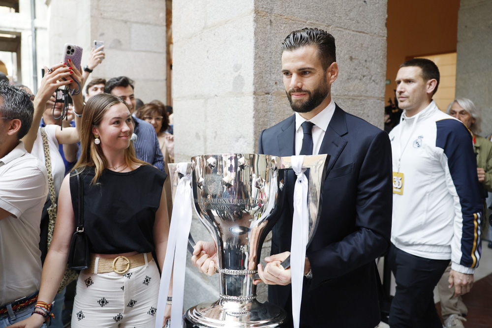 El Real Madrid recibe el trofeo de su trigésimo sexta Liga e inicia las celebraciones