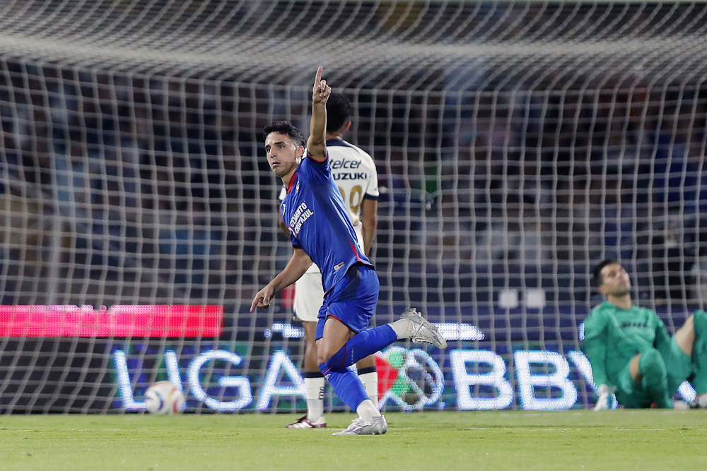 El uruguayo Rivero y el argentino Faravelli le dan triunfo al Cruz Azul sobre los Pumas