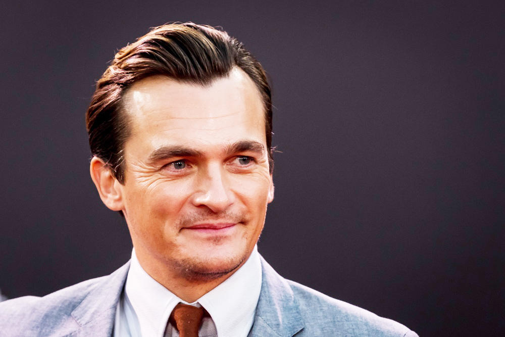 El actor Rupert Friend (Asteroid City), en la nueva entrega de Jurassic World