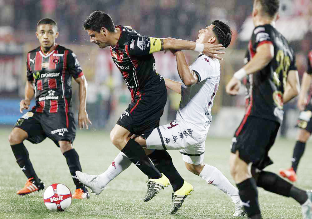 Saprissa y Alajuelense comienzan la lucha por el título del fútbol en Costa Rica
