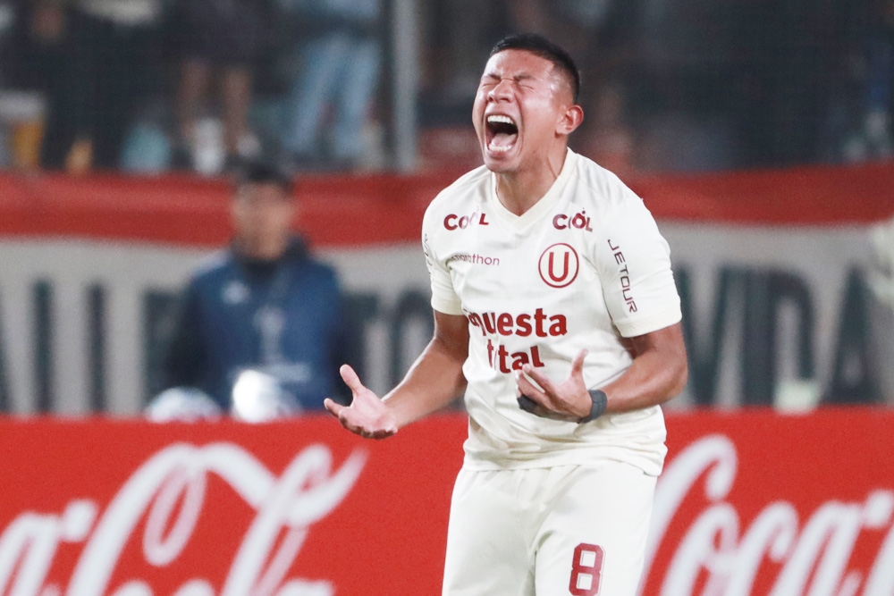 Universitario golea 4-1 a Sporting Cristal y acaricia el título del torneo Apertura de fútbol en Perú
