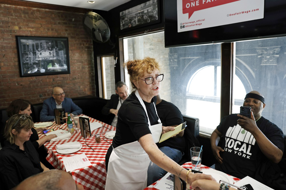 Susan Sarandon vuelve a ser camarera en Nueva York para reivindicar salarios dignos