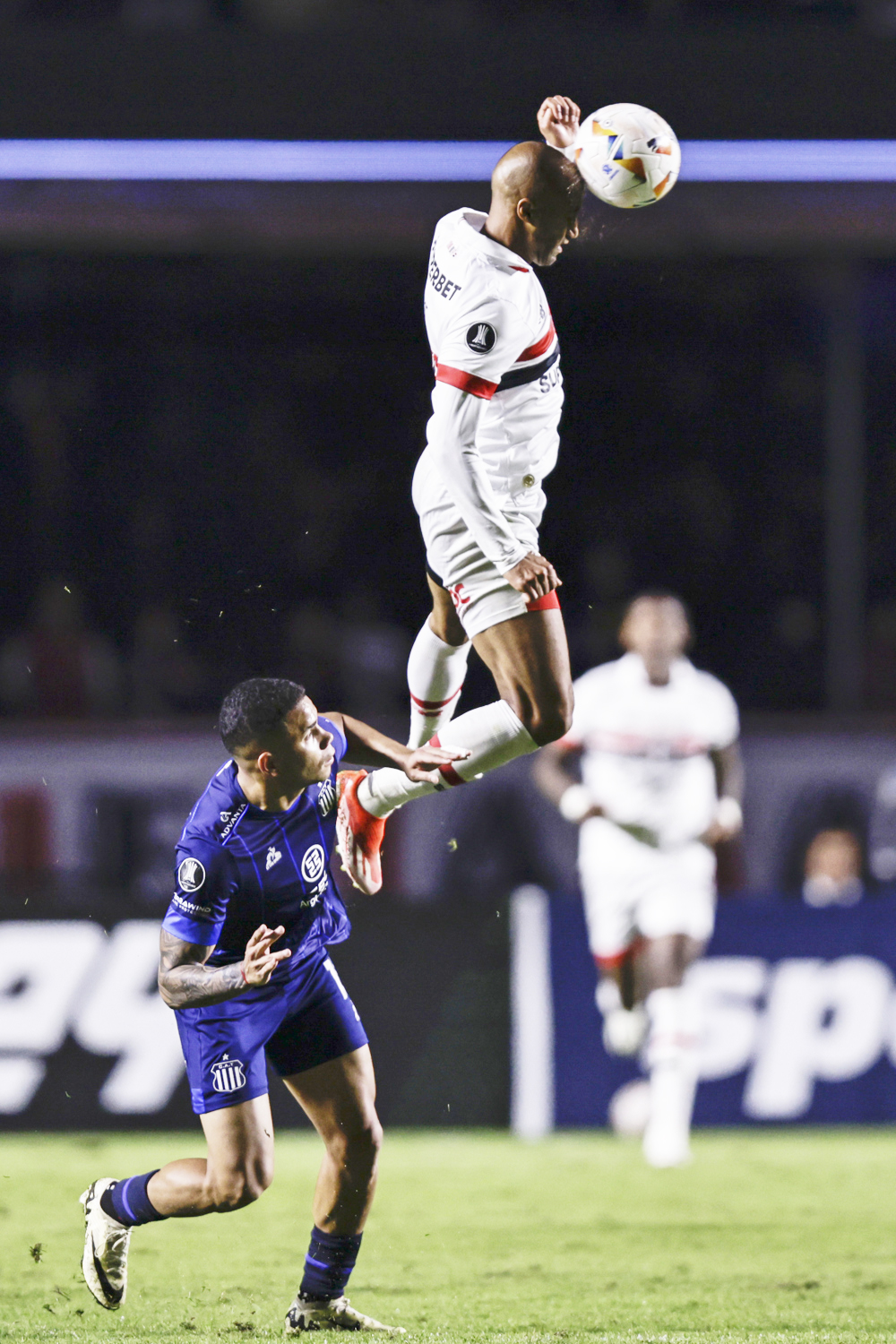 2-0. São Paulo le birla el liderato a Talleres en un partido con tángana y polémica