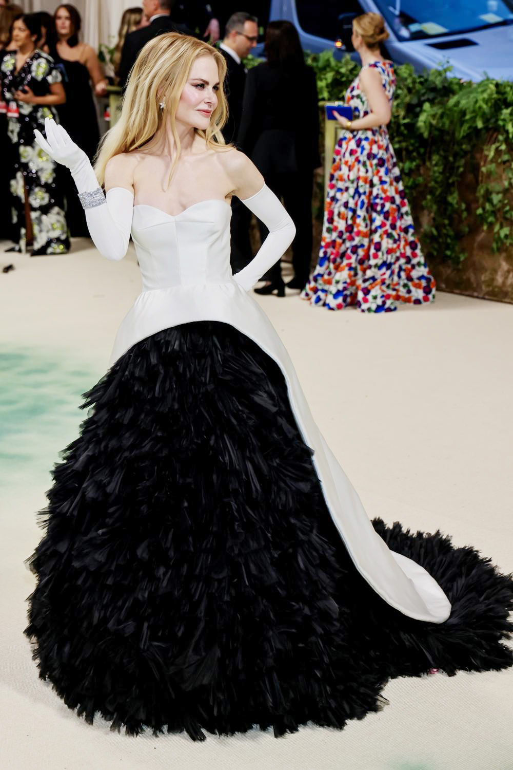 Los famosos desfilan por el jardín utópico de una Met Gala ajena a los problemas del mundo