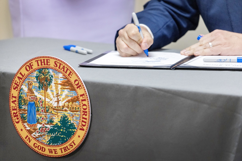 Gobernador de Florida firma ley que prohíbe la venta de carne cultivada en laboratorio