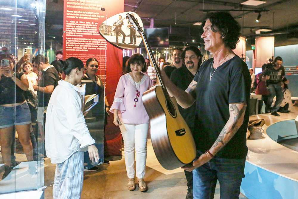 La guitarra “Curandera” de Alejandro Sanz enriquece acervo del estado mexicano de Yucatán