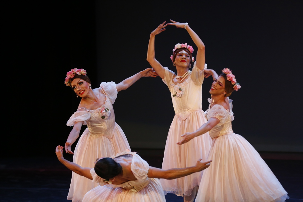 Con zapatillas de punta y tutús, bailarines rompen con estereotipos de género en México