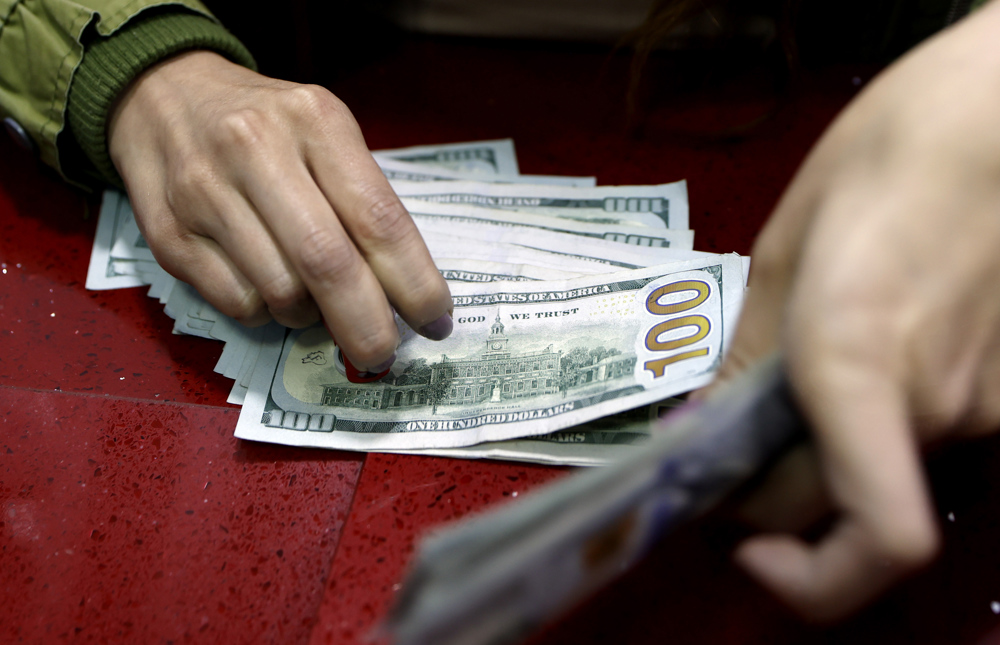 El peso mexicano cae un 4,36 % ante el dólar tras el triunfo electoral del oficialismo