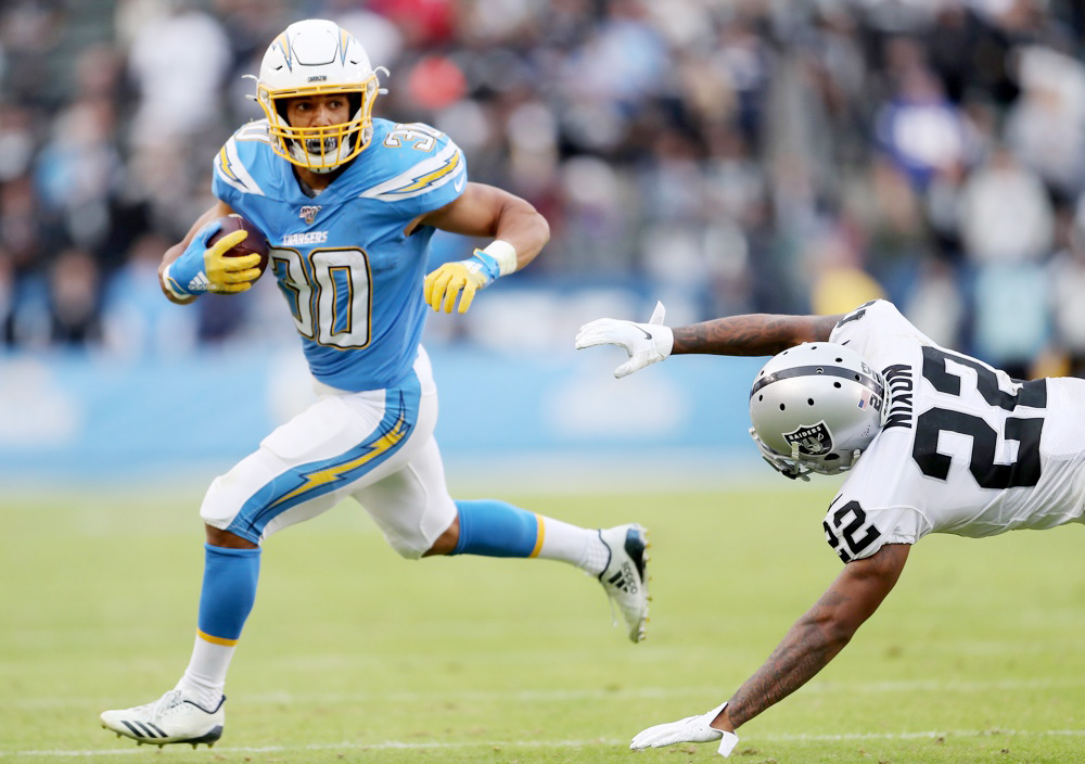 Austin Ekeler asegura que dejó a Chargers porque querían que llevara el balón 300 veces