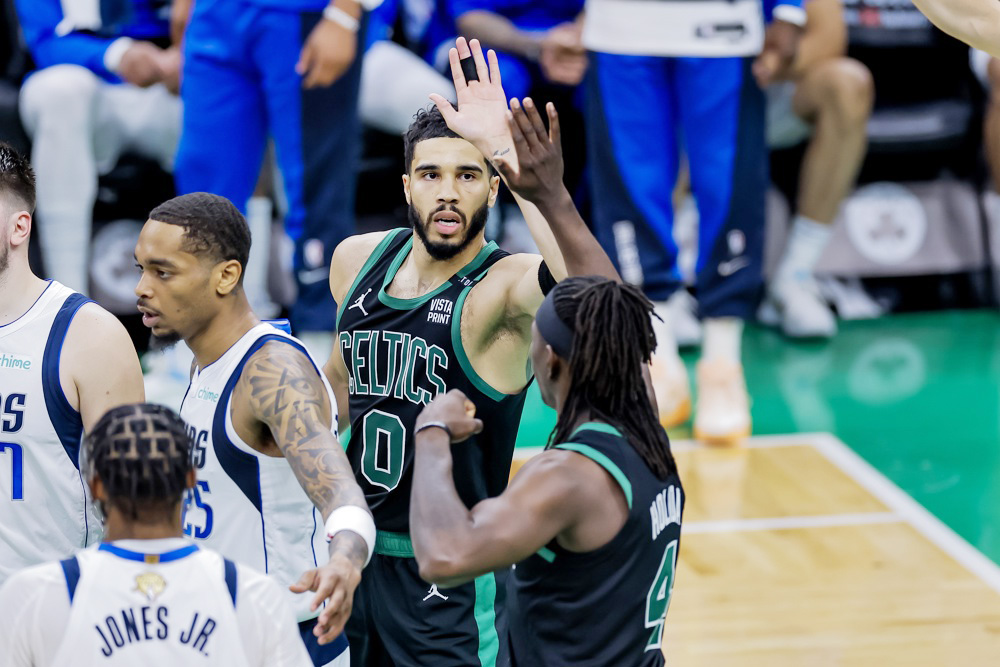 105-98. Boston da un nuevo zarpazo con su defensa y se va a Dallas con 2-0