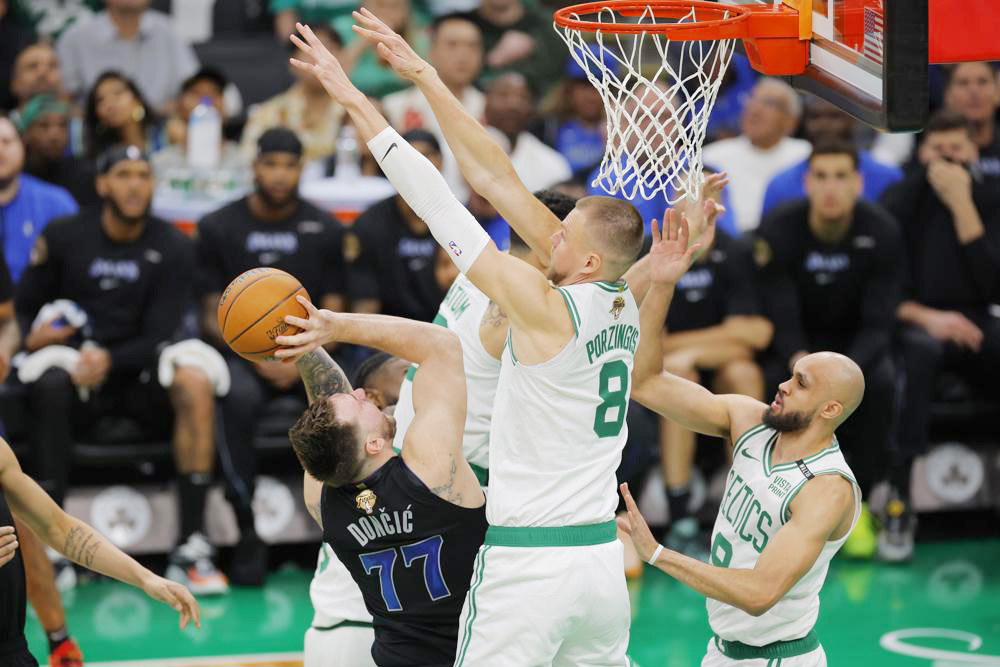 Joe Mazzulla: “Porzingis estuvo genial en ambos lados de la cancha”