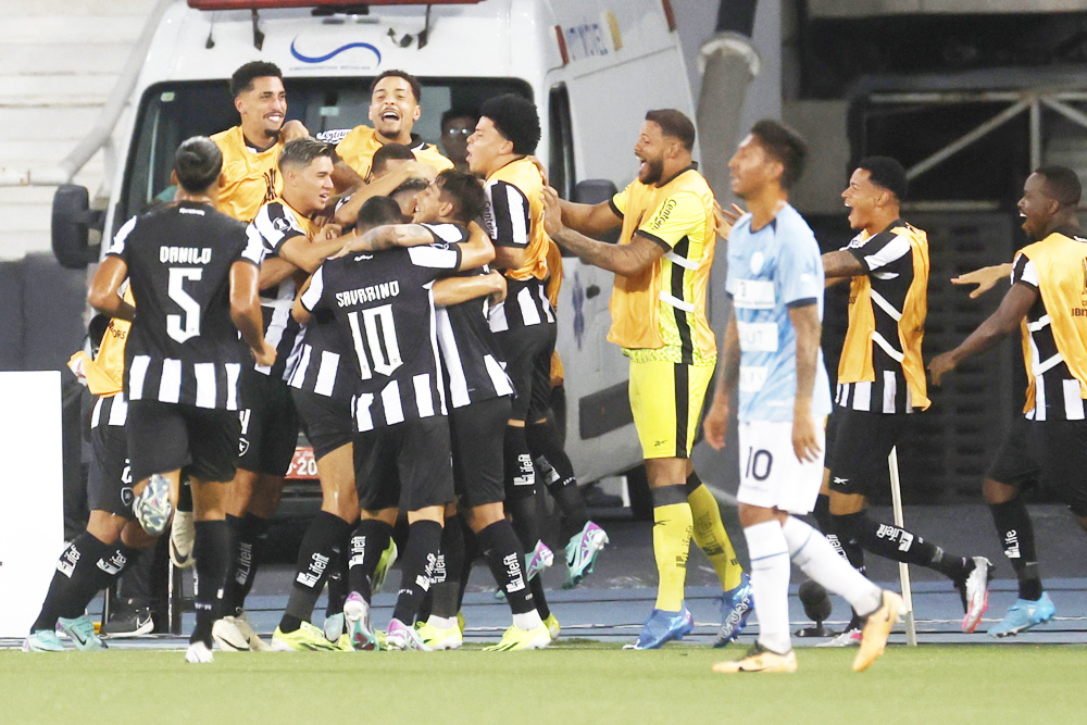 Botafogo se aferra al liderato de la liga brasileña de fúbol, tras empatar con Paranaense