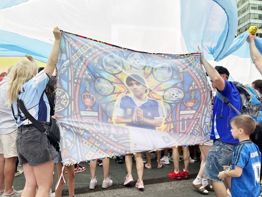 Centenares de argentinos ‘toman’ Times Square para el banderazo antes de partido con Chile