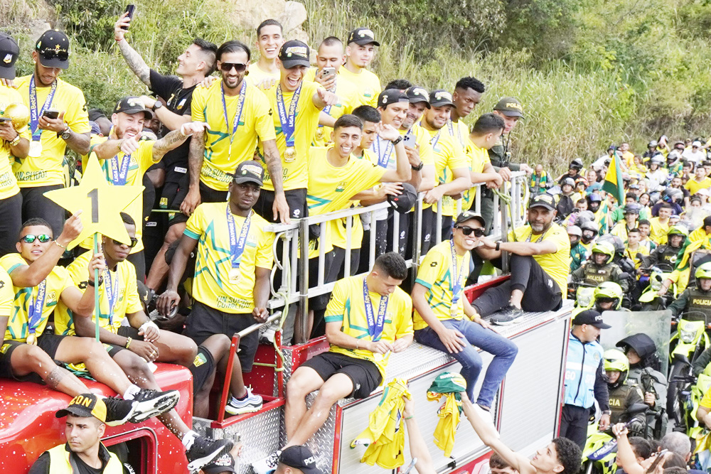 Un río humano recibe al Bucaramanga con su primera copa de la liga de fútbol en Colombia