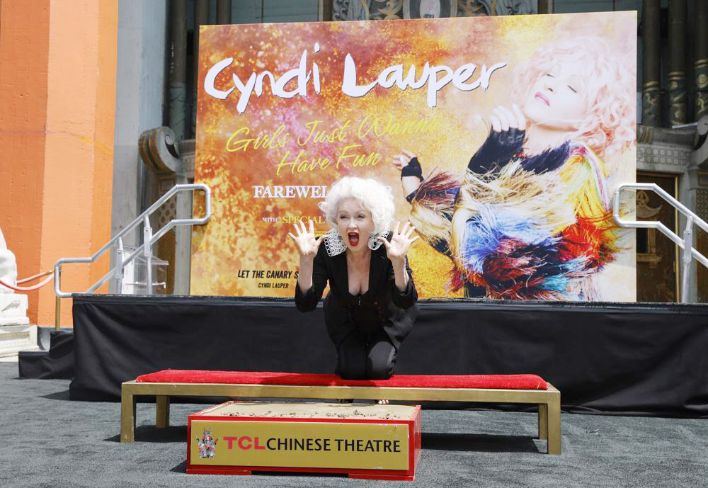 Cyndi Lauper pone sus huellas en el Paseo de la Fama de Hollywood acompañada de Cher