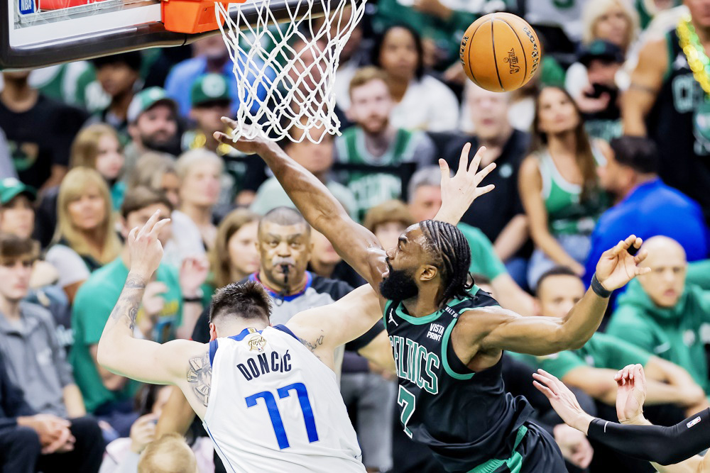 105-98. Boston da un nuevo zarpazo con su defensa y se va a Dallas con 2-0