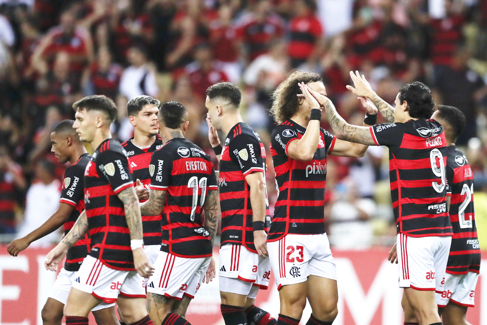 Flamengo lidera la liga brasileña de fútbol, luego de vencer a Bahia en tiempo añadido