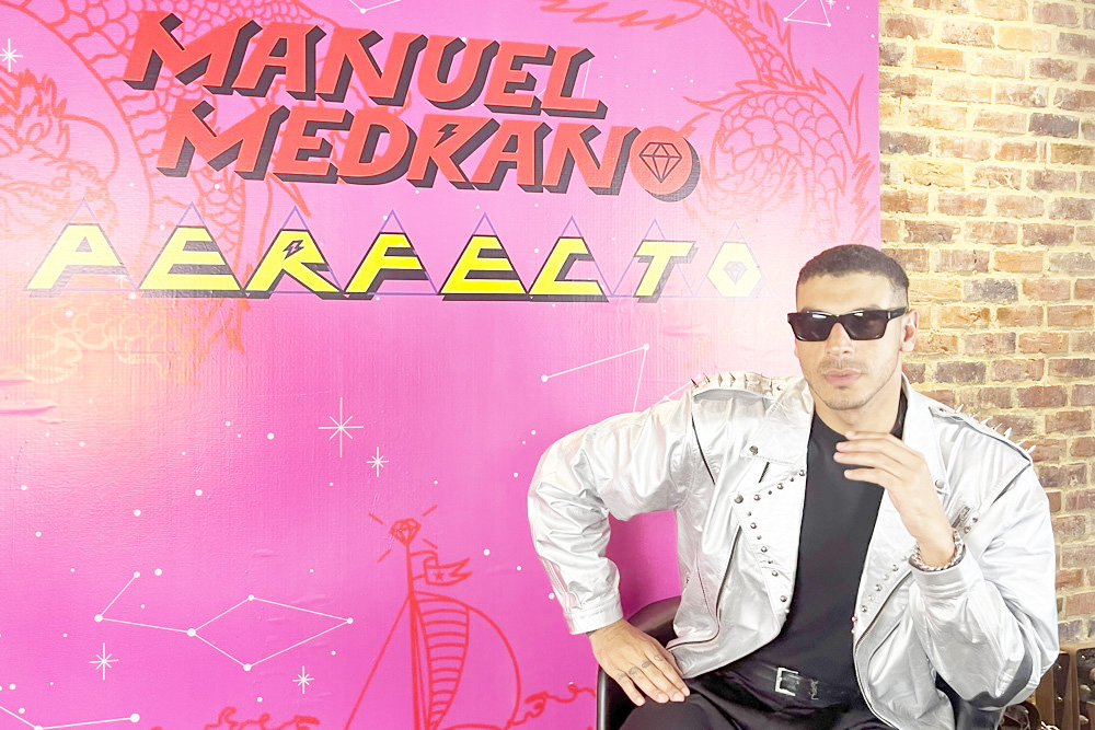 Manuel Medrano narra la historia de la música con la que creció en su nuevo álbum