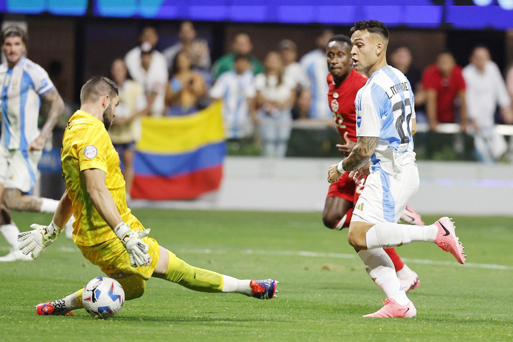 2-0. Julián y Lautaro prolongaron la felicidad en la noche de Messi