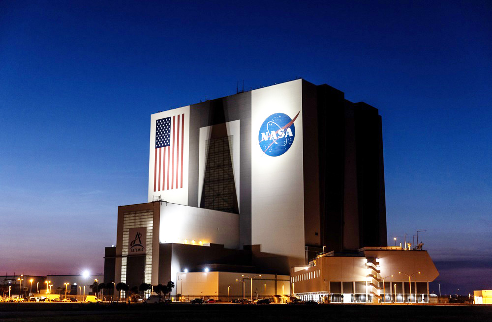 La NASA concede un contrato de 843 millones a SpaceX para sacar de su órbita a la EEI