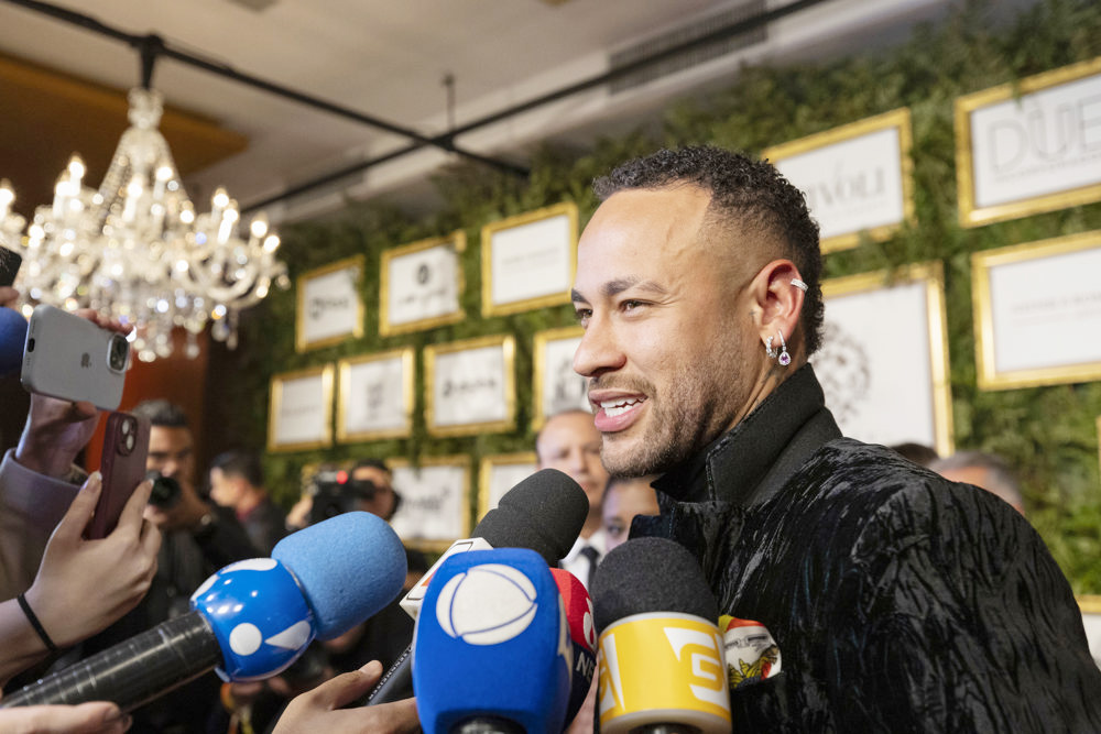 Neymar subasta una zapatilla bañada en oro para recaudar fondos en medio de críticas