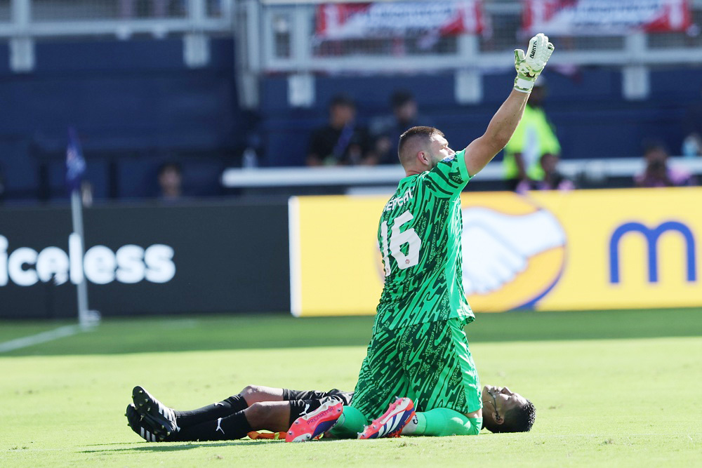 Un árbitro asistente se desmaya antes del descanso del partido entre Perú y Canadá