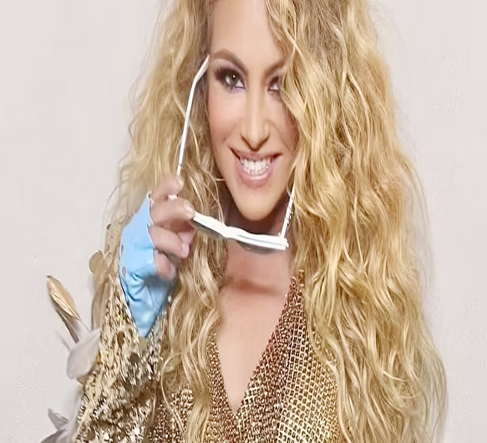 Paulina Rubio rompe la vajilla para celebrar su cumpleaños