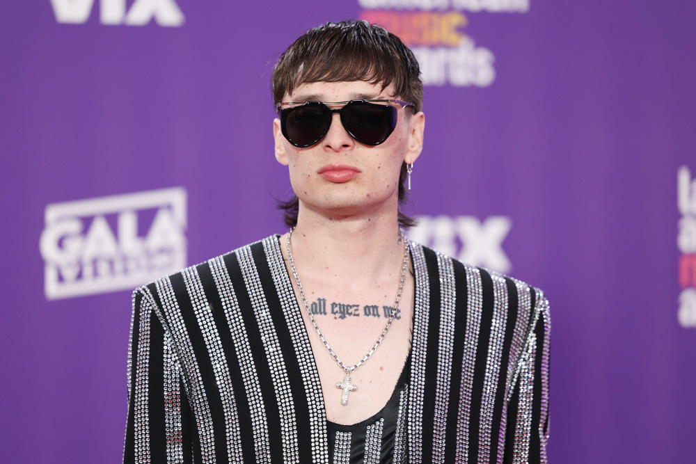 Peso Pluma se fracturó el pie mientras cantaba en un festival en Nueva York