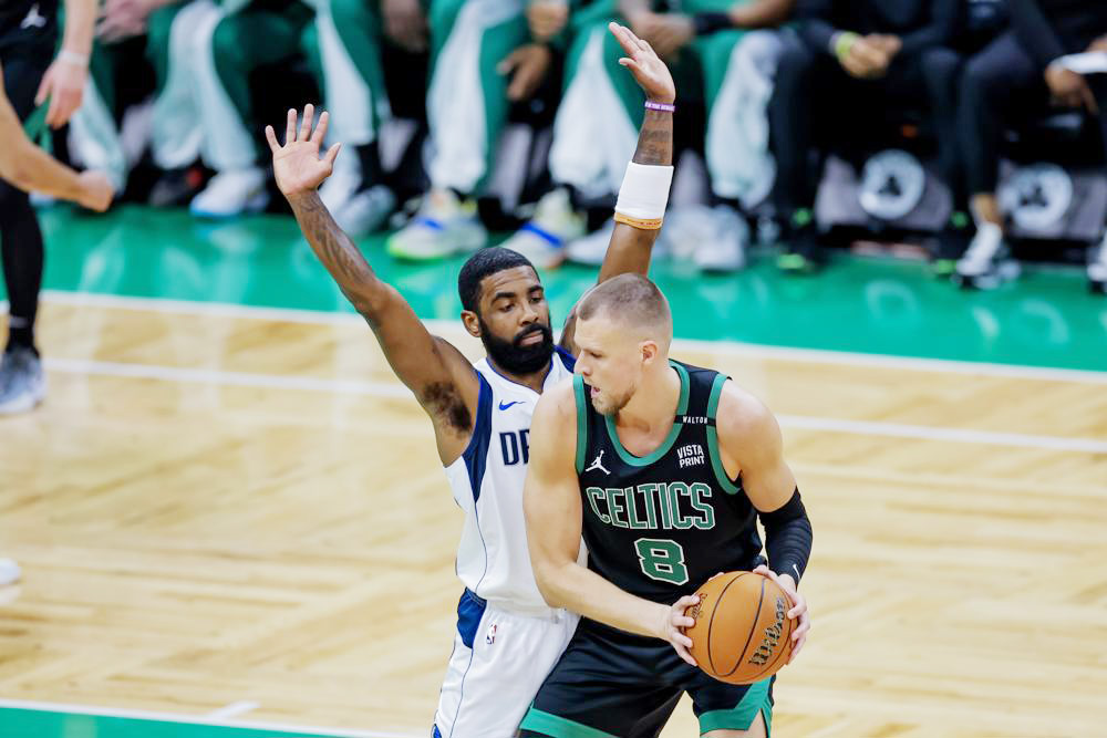 Porzingis, pívot letón de los Celtics, baja en el tercer partido contra los Mavericks