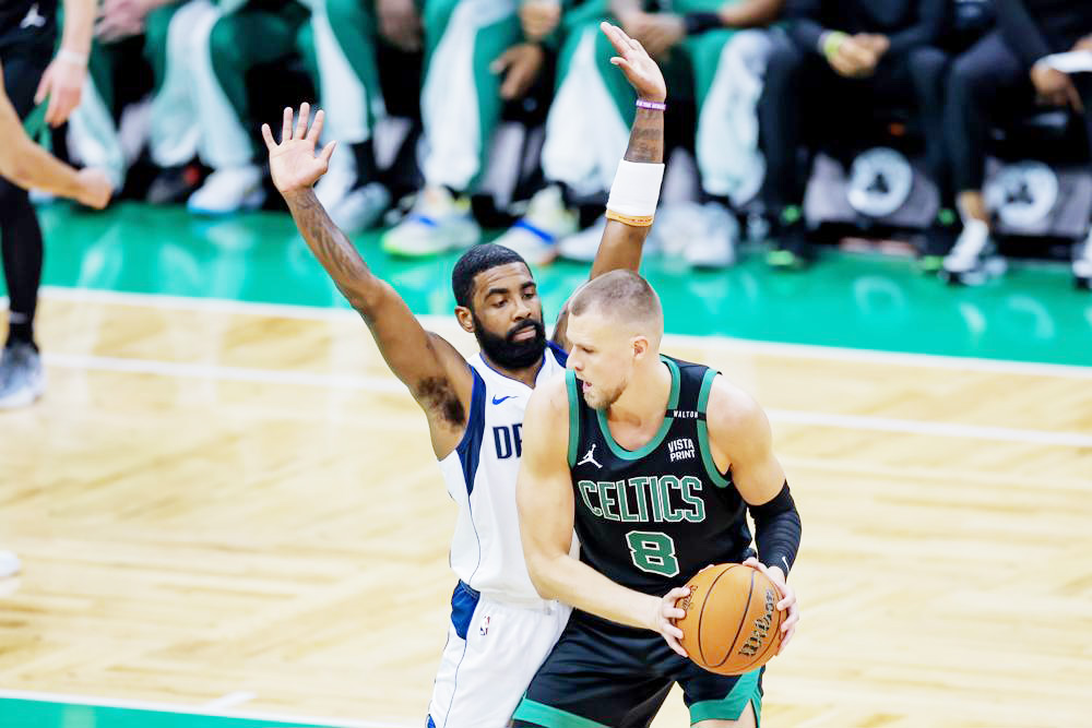 Porzingis sufre una “rara lesión” en el tendón tibial de la pierna izquierda