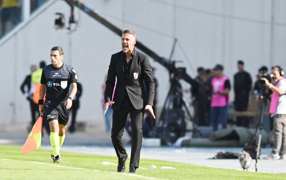 El recién ascendido Deportivo Riestra vence a River y amenaza su liderato antes del parón