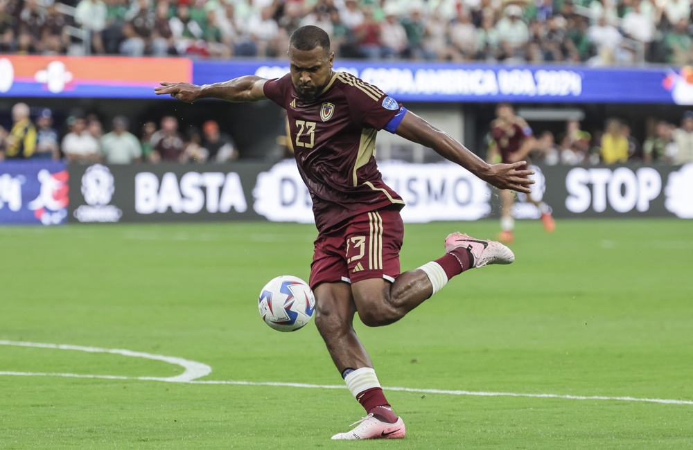 Rondón agranda su leyenda con el gol que clasifica a Venezuela y deja al Tri en llamas