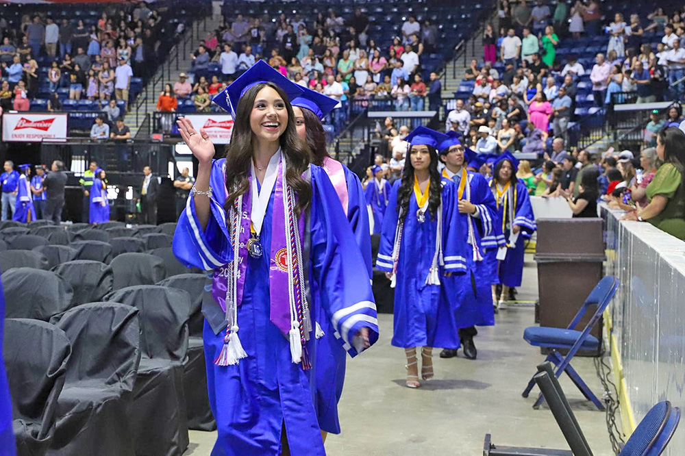 Mission CISD honra a la Clase resistente de 2024 con una graduación en medio de los desafíos iniciales de COVID