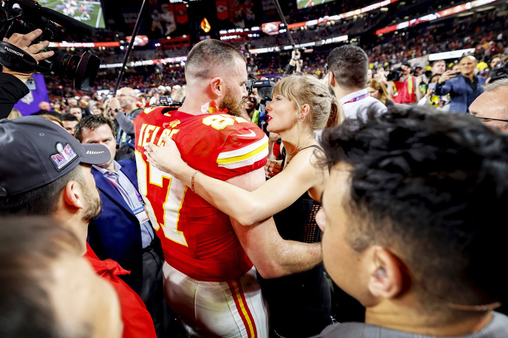 Travis Kelce, campeón del Super Bowl con Chiefs, participa en un concierto de Taylor Swift