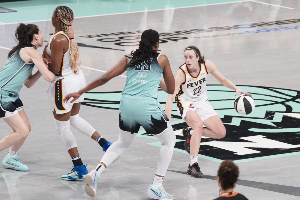 Las Connecticut Sun mantienen el rodillo; una flagrante a Caitlin Clark causa polémica en la WNBA