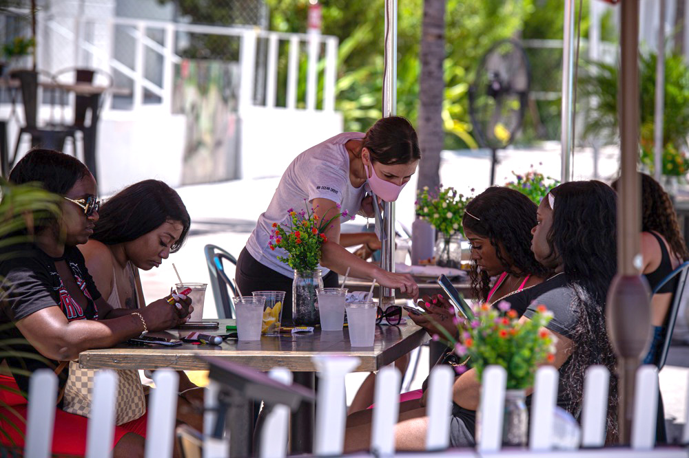 Una de cada tres latinas que recibe propinas tiene probabilidad de vivir en la pobreza