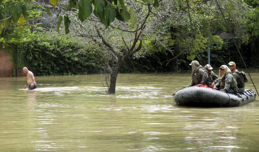 La costa de Texas sufre inundaciones antes de la llegada de la tormenta tropical Alberto