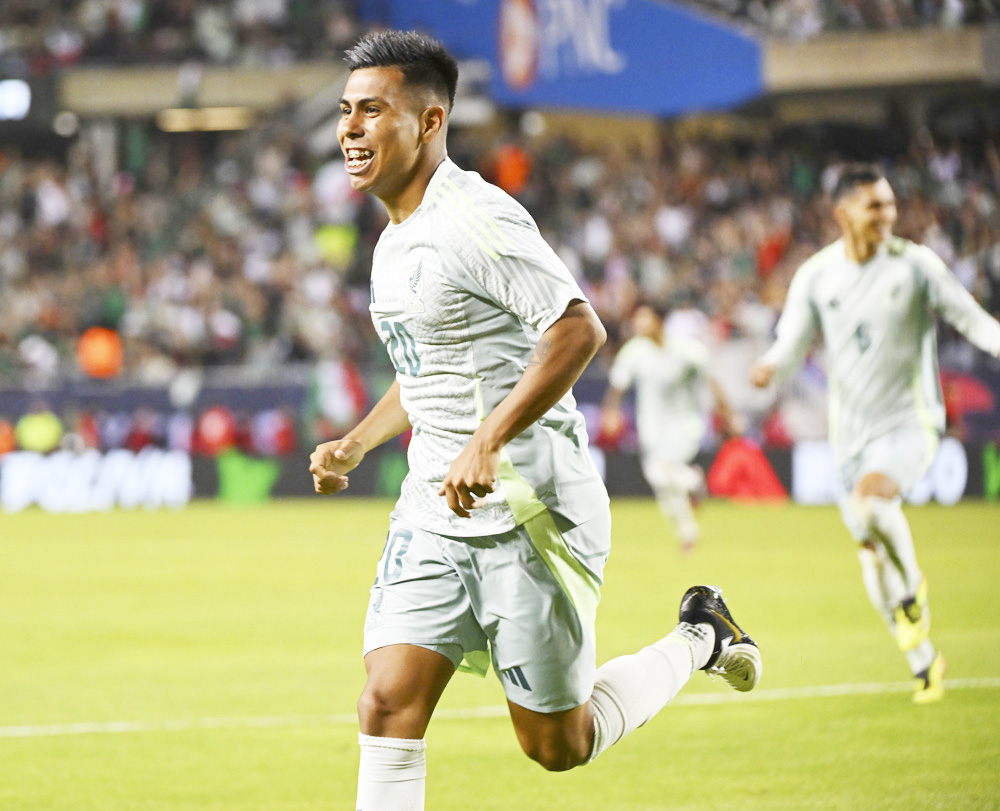 México, con sus jóvenes figuras, recibe a la renovada Uruguay de Bielsa