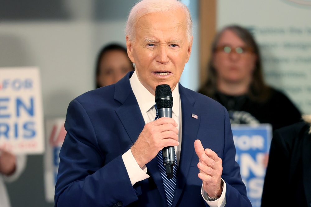 Biden levanta el puño cuando le preguntan si conserva el apoyo de Pelosi