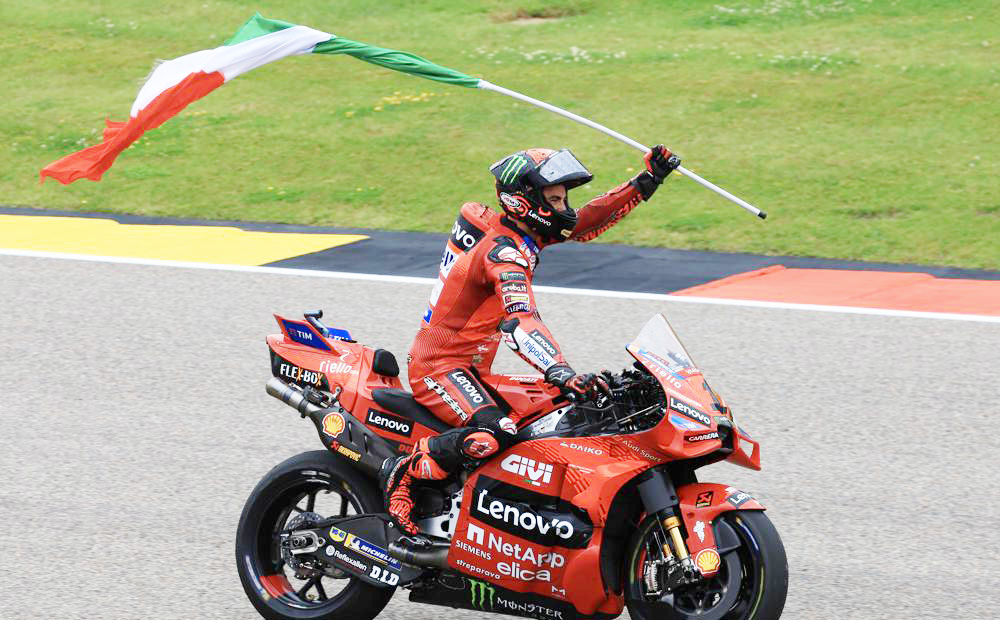 Bagnaia suma la cuarta victoria consecutiva, Márquez remonta y vencen Aldeguer y Alonso