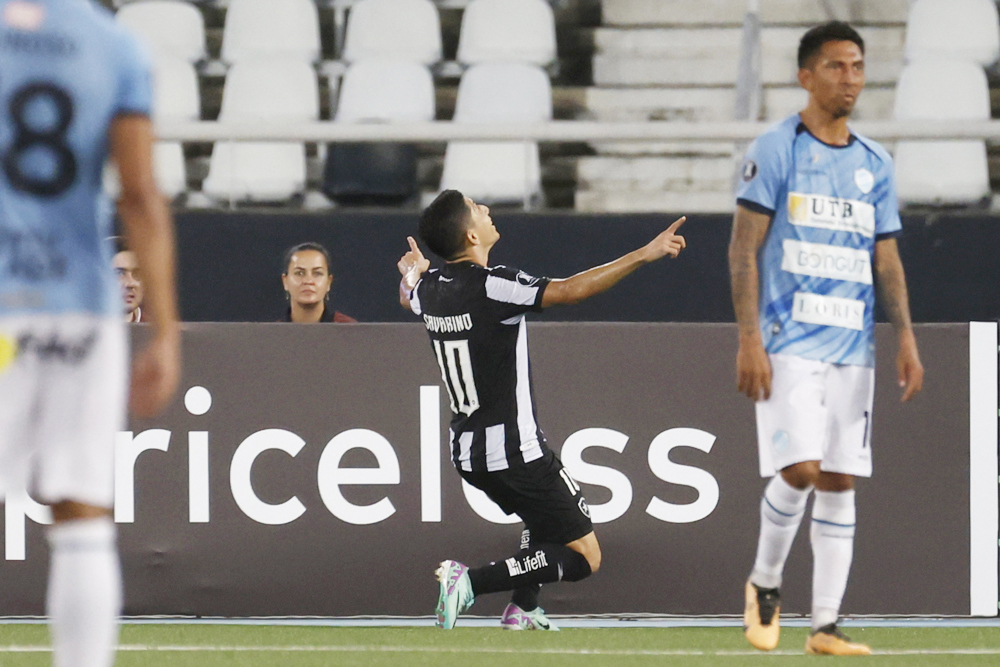 Botafogo gana con gol del venezolano Savarino, desbanca a Flamengo y asume la cima del fútbol en Brasil