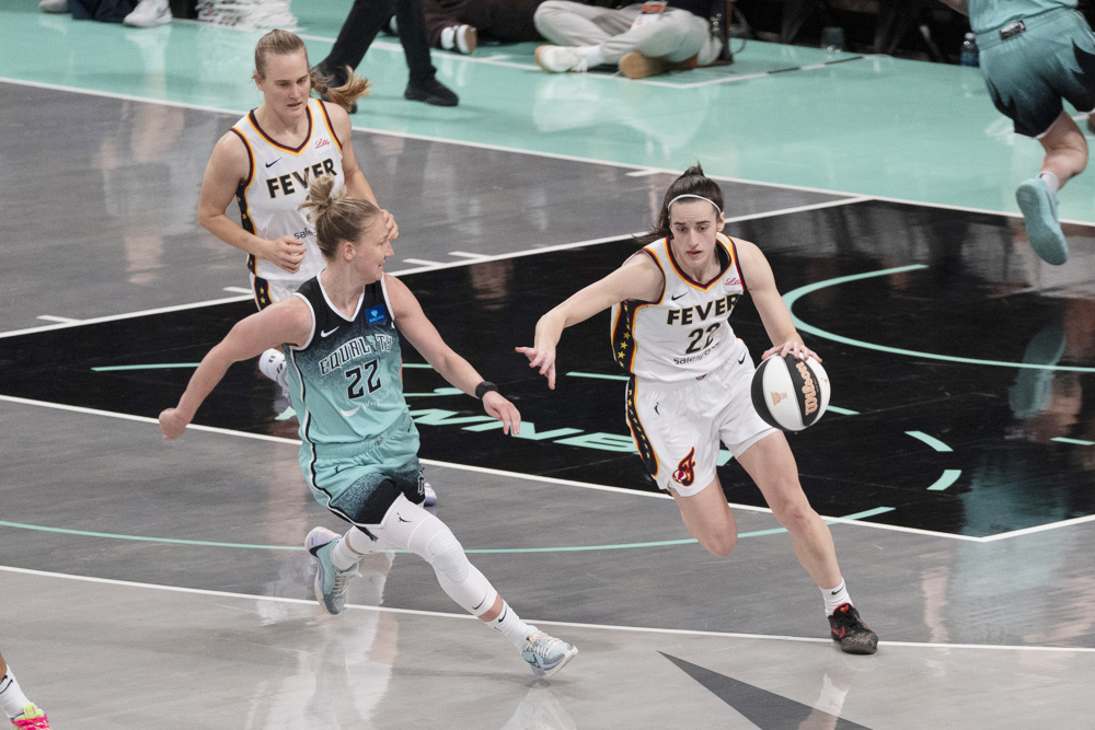 Caitlin Clark bate con 19 asistencias el récord en un partido de la WNBA