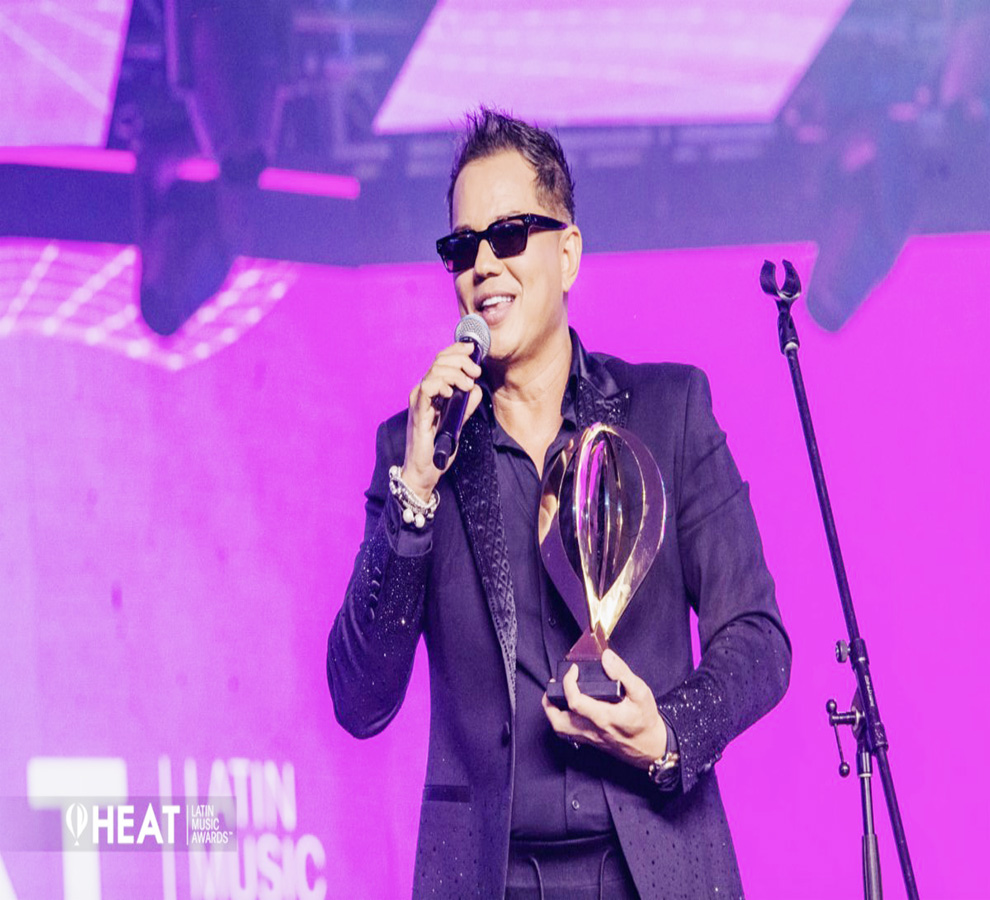 Charlie Zaa recibe Premio Trayectoria en los Premios Heat Latin Music Awards