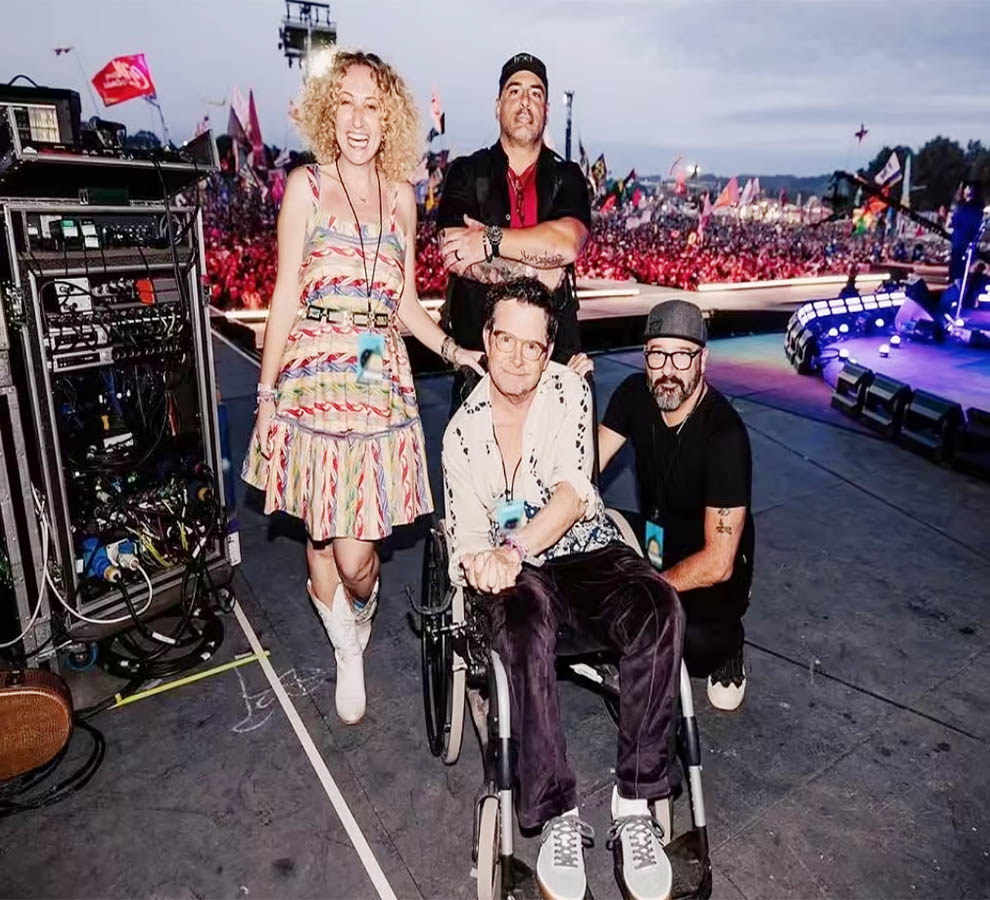 Michael J. Fox se une a Coldplay en Glastonbury y toca dos canciones